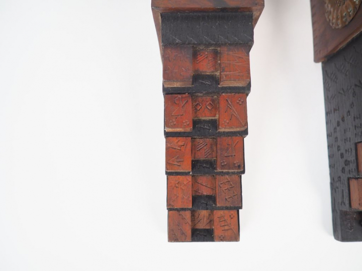 Carlo BUGATTI.  Paire de sellettes d'appliques en noyer, bois teinté e