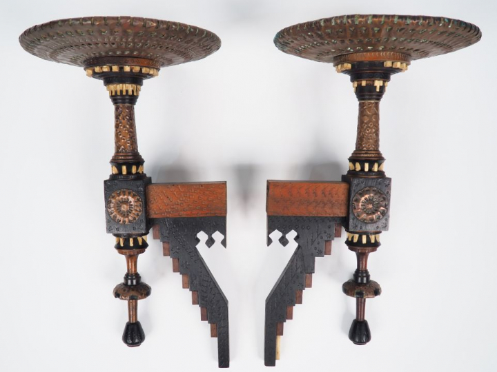 Carlo BUGATTI.  Paire de sellettes d'appliques en noyer, bois noirci, 