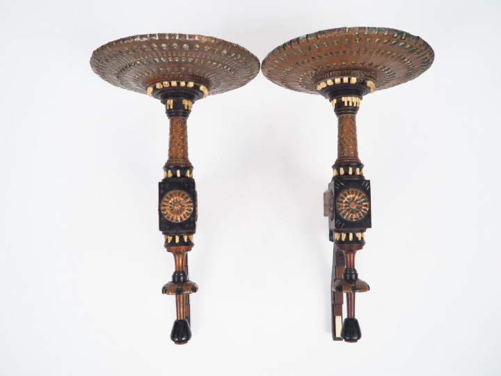 Carlo BUGATTI.  Paire de sellettes d'appliques en noyer, bois noirci, 