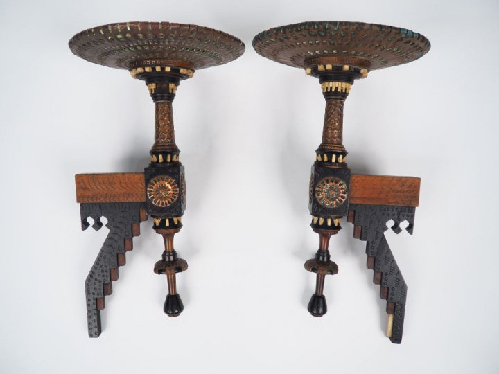 Carlo BUGATTI.  Paire de sellettes d'appliques en noyer, bois noirci, 