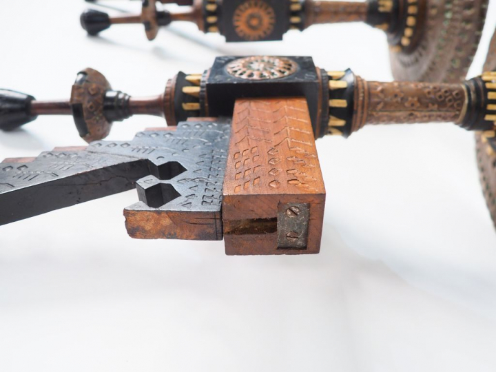 Carlo BUGATTI.  Paire de sellettes d'appliques en noyer, bois noirci, 