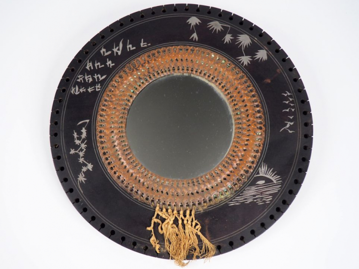 Carlo BUGATTI.  Miroir en bois noirci incrusté d'étain et cuivre marte