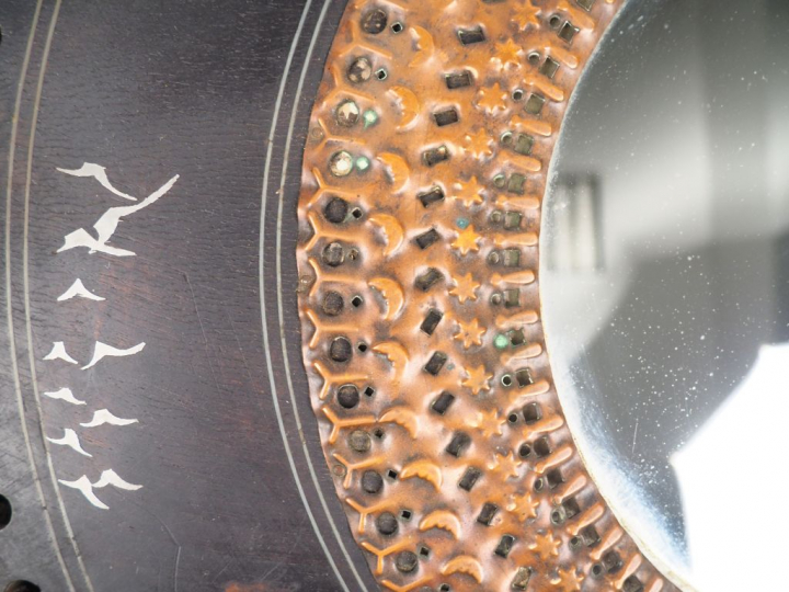 Carlo BUGATTI.  Miroir en bois noirci incrusté d'étain et cuivre marte