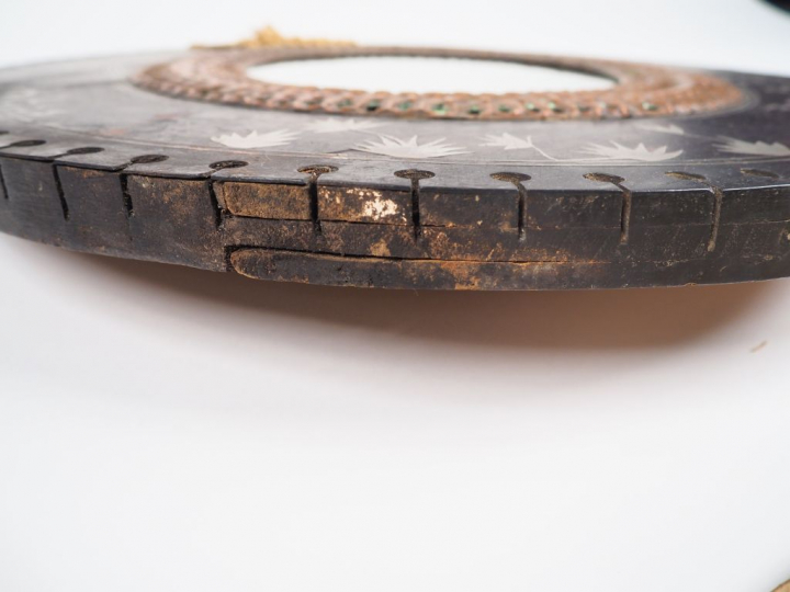 Carlo BUGATTI.  Miroir en bois noirci incrusté d'étain et cuivre marte