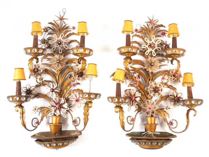 Spectaculaire paire de grandes appliques en tôle, laiton et compositio