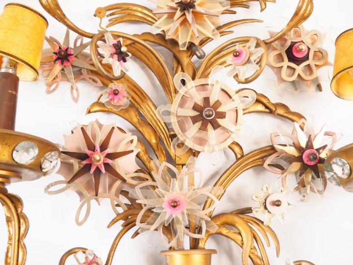 Spectaculaire paire de grandes appliques en tôle, laiton et compositio