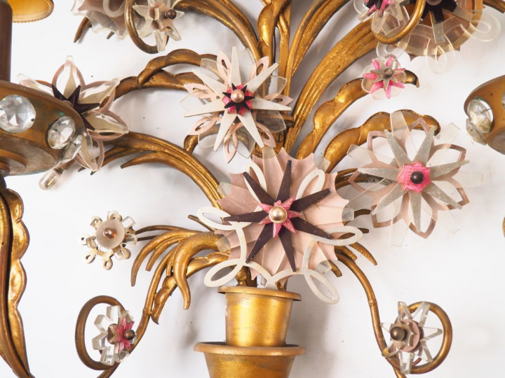 Spectaculaire paire de grandes appliques en tôle, laiton et compositio