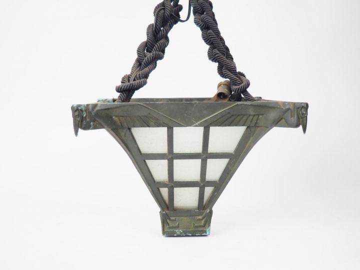 Max LE VERRIER.  Suspension en régule et verre à décor d'oiseaux. Dim.