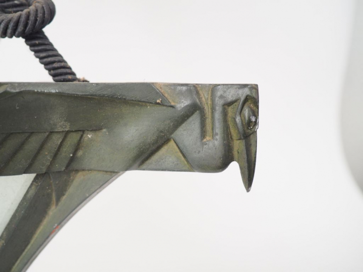 Max LE VERRIER.  Suspension en régule et verre à décor d'oiseaux. Dim.