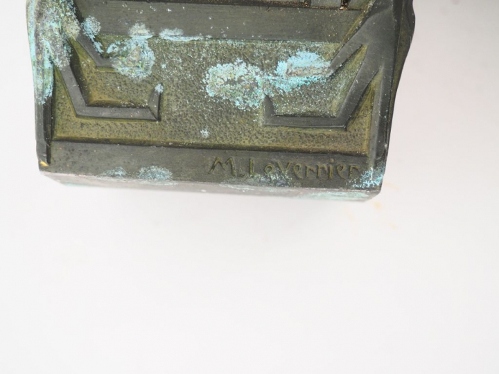 Max LE VERRIER.  Suspension en régule et verre à décor d'oiseaux. Dim.