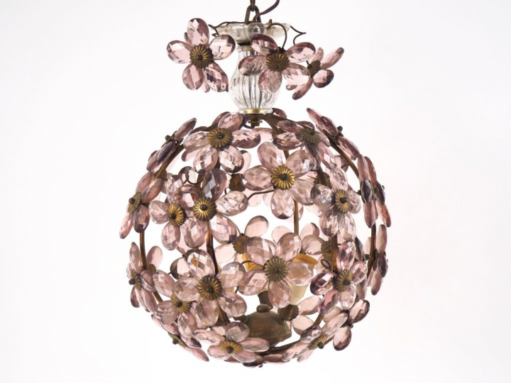 Suspension en verre et laiton en forme de boule fleurie.  H. 35 cm
