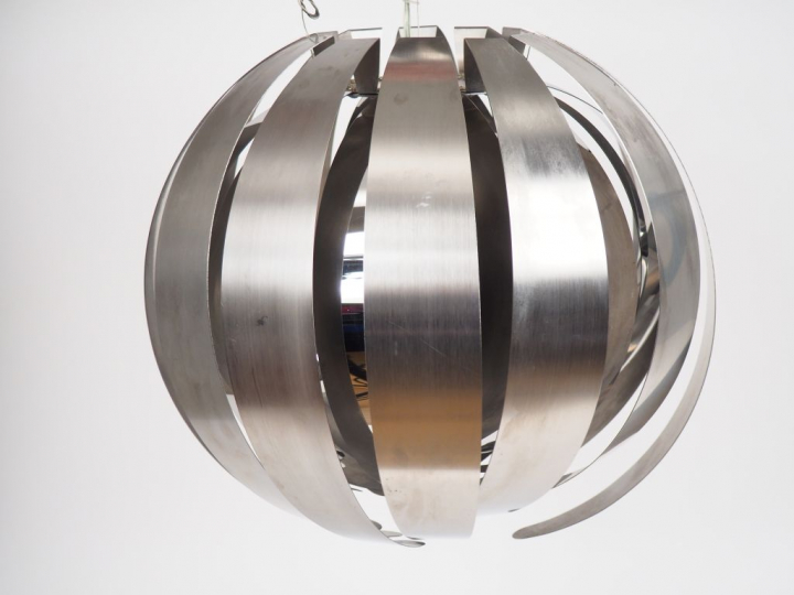 Suspension 1970 en métal en forme de bouton de fleur. H. 40 cm