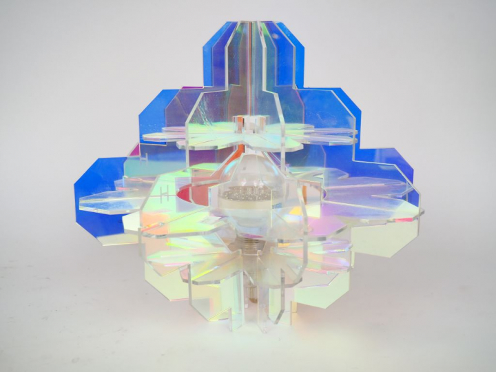 Lampe en plexi glass. H. 28 cm (accident)