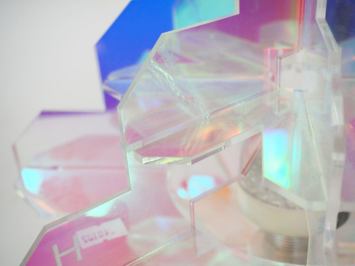 Lampe en plexi glass. H. 28 cm (accident)