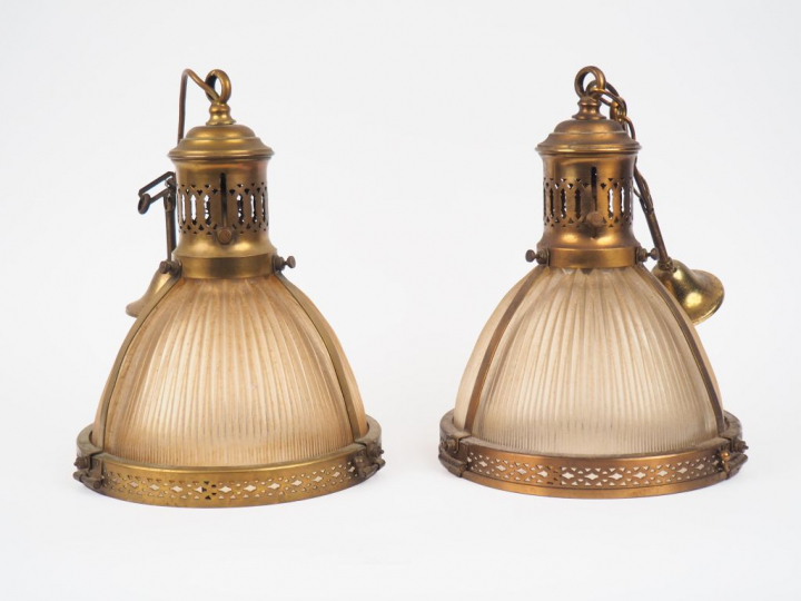 Paire de suspensions 1900 en laiton et verre. Dim. 35 x 26 cm.