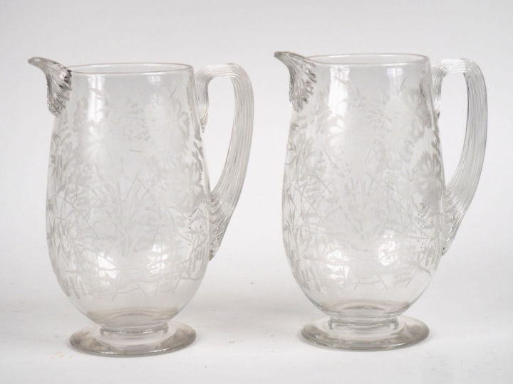 Paire de verseuses en verre ou cristal gravé à décor d'œillets.