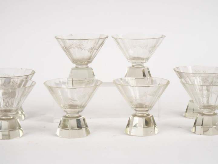 8 coupes à champagne de style Art Déco, modèle à facettes, décor gravé
