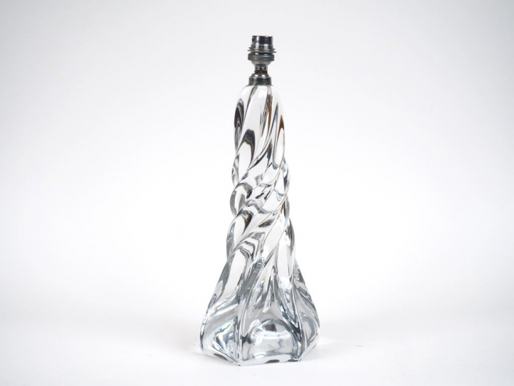 Pied de lampe en cristal moulé. Signé. H. 31 cm.