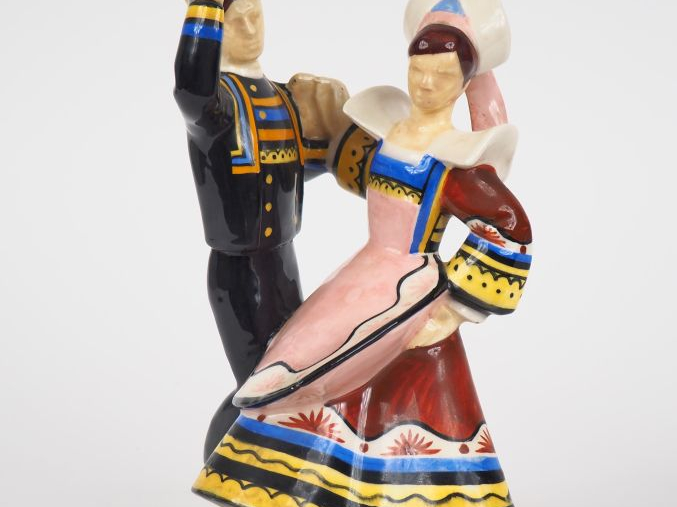 HENRIOT à Quimper.  "Danseurs bretons" Groupe en céramique signé Miche