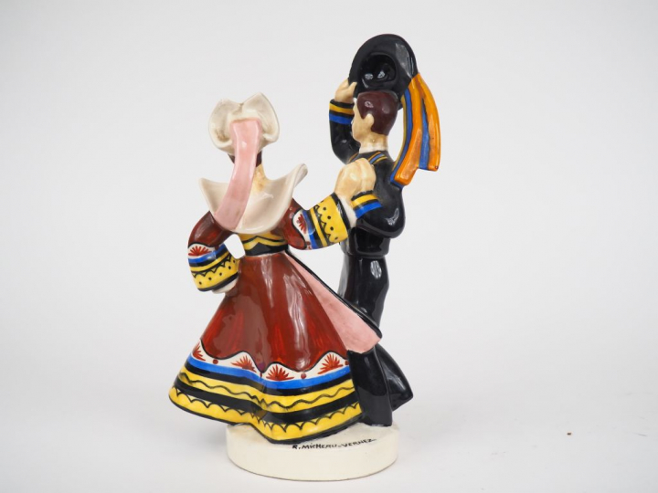 HENRIOT à Quimper.  "Danseurs bretons" Groupe en céramique signé Miche