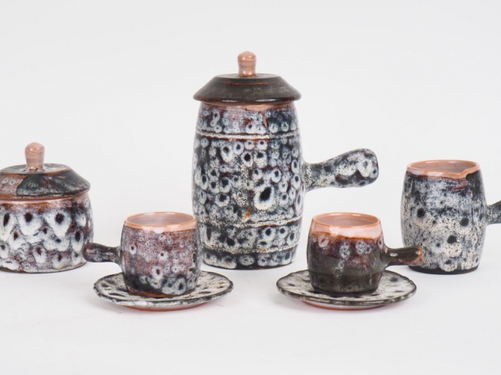 Service à café en céramique de Vallauris comprenant :   - 3 pièces de 