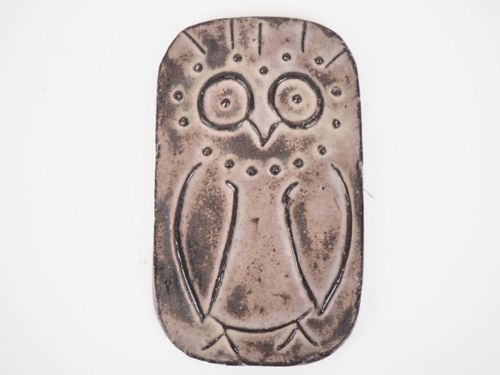 Plaque murale XXème en grès brun figurant une chouette. Dim. 17 x 10 c