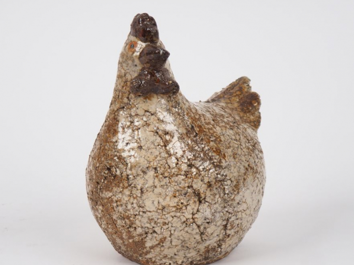 ATHEZZA. Sujet en céramique polychrome figurant une poule. Signé. H. 1