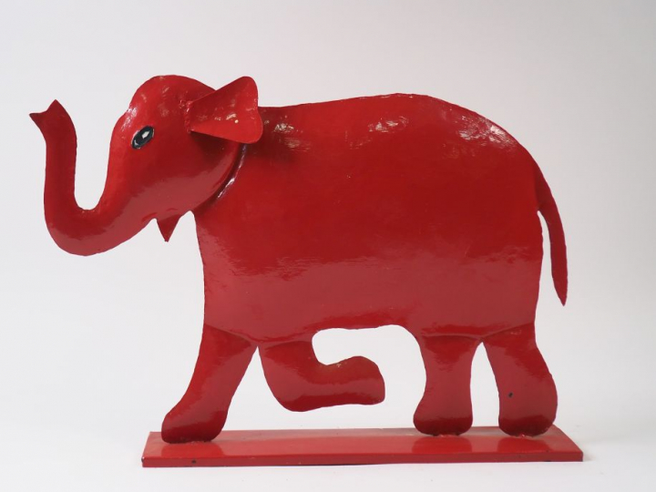 Ecole française contemporaine.  "Eléphant rouge". Sculpture en tôle pe