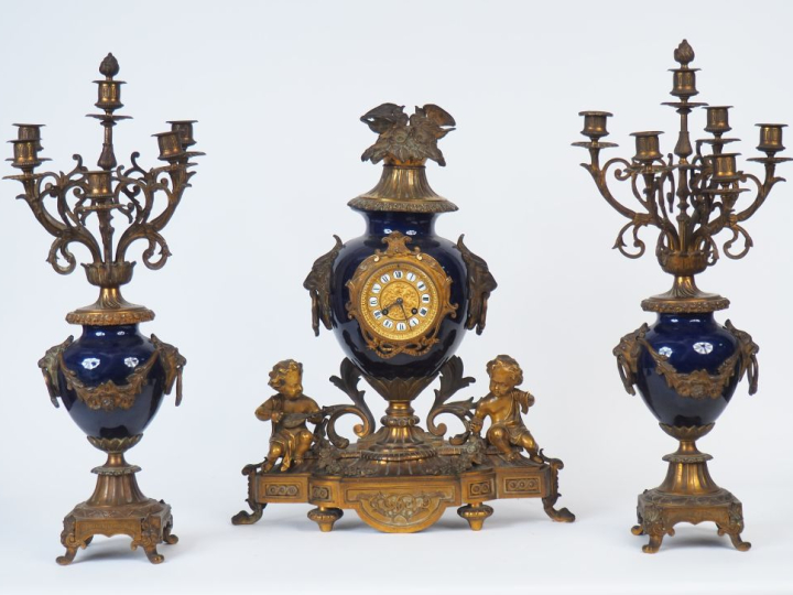 Garniture de cheminée Napoléon III de style Louis XVI en porcelaine bl