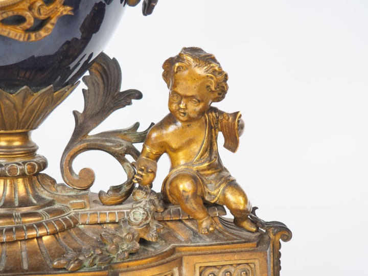 Garniture de cheminée Napoléon III de style Louis XVI en porcelaine bl