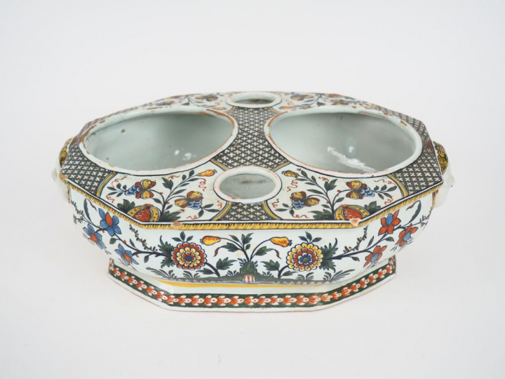 Monture d’huilier vinaigrier en faïence polychrome, dans le goût de Ro