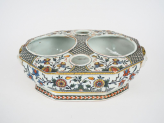 Vente aux enchères Monture d’huilier vinaigrier en faïence polychrome, dans le goût de Ro