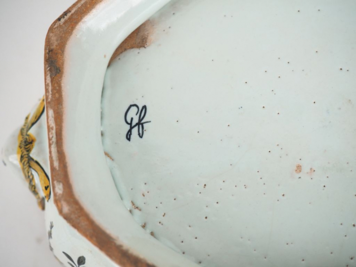 Monture d’huilier vinaigrier en faïence polychrome, dans le goût de Ro