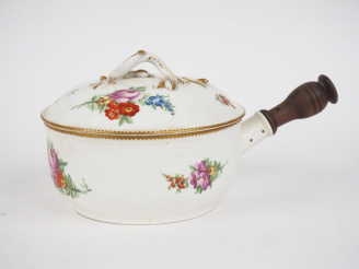 Vente aux enchères Bouillon couvert Louis XVI en porcelaine à décor de fleurs polychromes