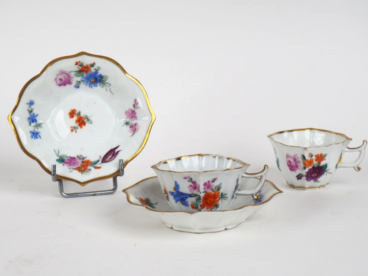 6 tasses et sous-tasses XIXème en porcelaine de Saxe à décor de fleurs
