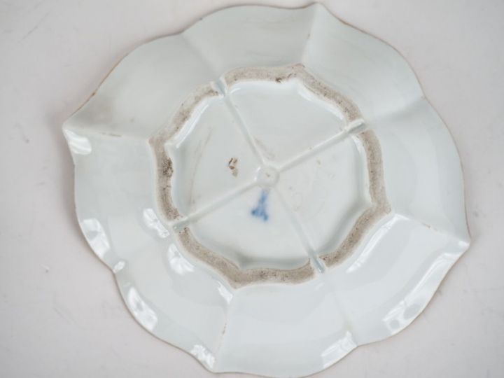 6 tasses et sous-tasses XIXème en porcelaine de Saxe à décor de fleurs