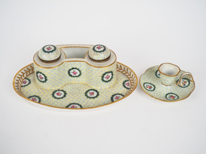 	Encrier en porcelaine à décor de fleurs polychromes et un motif dit ‘