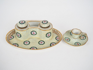 Vente aux enchères 	Encrier en porcelaine à décor de fleurs polychromes et un motif dit ‘