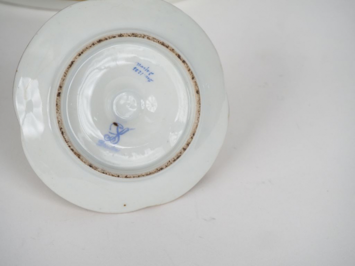 	Encrier en porcelaine à décor de fleurs polychromes et un motif dit ‘