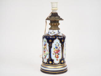 Vente aux enchères Lampe à pétrole XIXème en porcelaine de Valentine à décor dans des rés
