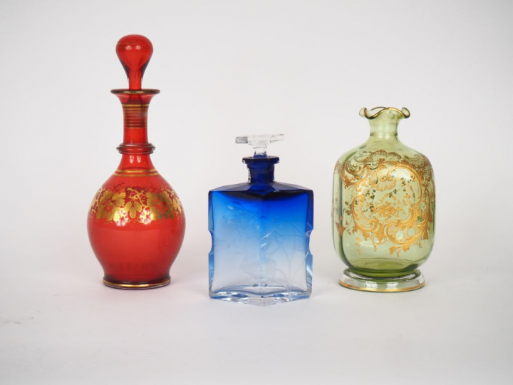 Flacon de style Art Déco en cristal bicolore à décor gravé de fleurs. 