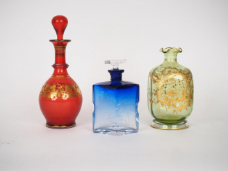 Vente aux enchères Flacon de style Art Déco en cristal bicolore à décor gravé de fleurs. 