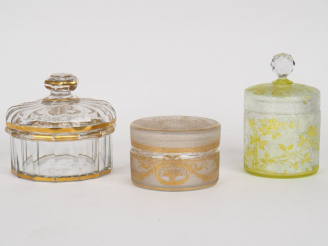 Vente aux enchères 3 différents poudriers en cristal.