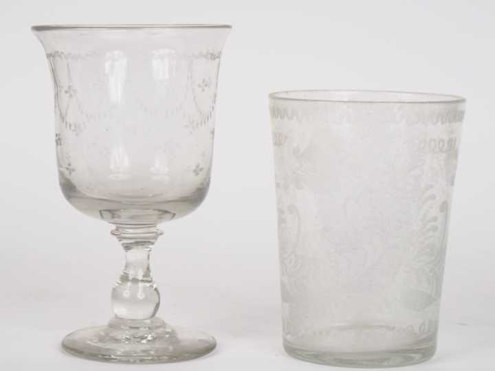 Grand verre de mariage de style Louis XVI en cristal gravé H. 16 cm  e