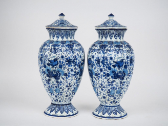 Vente aux enchères Paire de potiches couvertes XIXème en faïence de Delft, décor en camaï