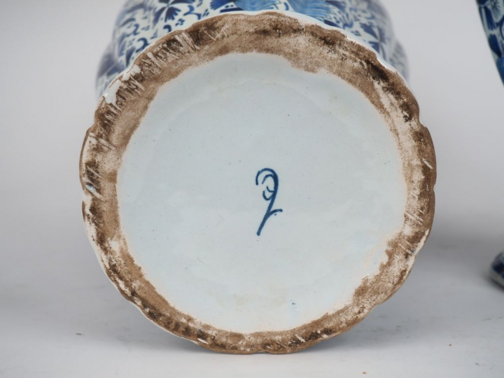 Paire de potiches couvertes XIXème en faïence de Delft, décor en camaï