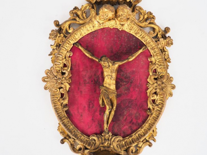 Crucifix XVIIIème en bois sculpté et doré à décor de visages d'anges ,