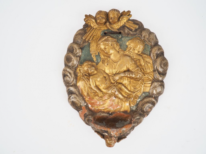 Bénitier XVIIIème en terre cuite "la Sainte famille".  (repeints, saut