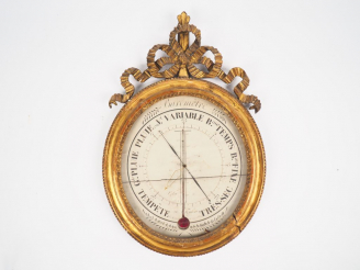 Vente aux enchères Baromètre Louis XVI en bois sculpté et doré, fronton ajouré à décor d'