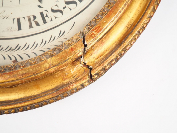 Baromètre Louis XVI en bois sculpté et doré, fronton ajouré à décor d'